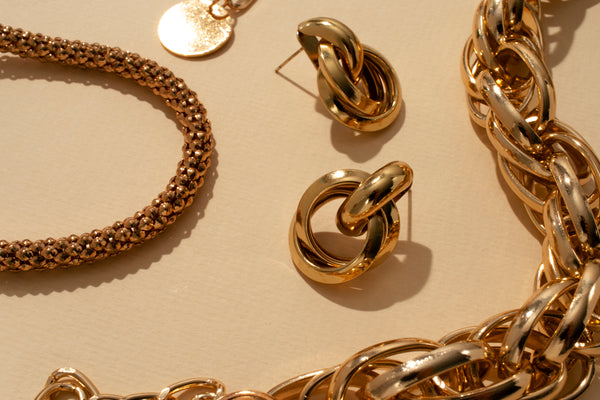 Display shiny luxurious golden chain | Jax Jewelers House Jacksonville FL